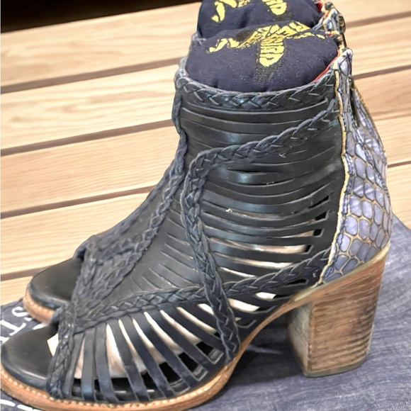 Like New!! FREEBIRD
Bela Navy Multi Leather Sandals - Picture 3 of 8